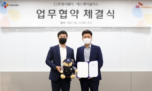 지난 6월 23일, 서울 마포구 상암동에 위치한 CJ프레시웨이 본사에서 CJ프레시웨이 강연중 전략사업본부장(오른쪽)과 SK쉴더스 김윤호 전략사업그룹장(왼쪽)이 업무협약 체결 후 기념촬영을 하고 있다./사진 제공 = CJ프레시웨이