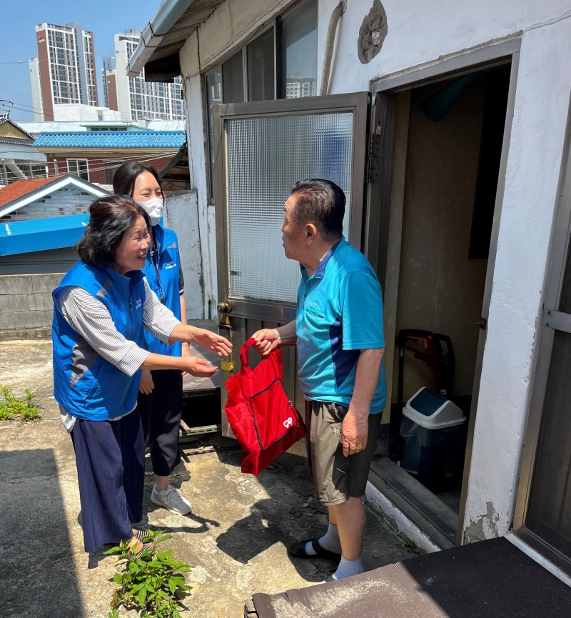 군산시 조촌동 조경한마음지역사회보장협의체 '사랑의 밑반찬' 나눔 활동 모습 (사진제공 = 군산시)