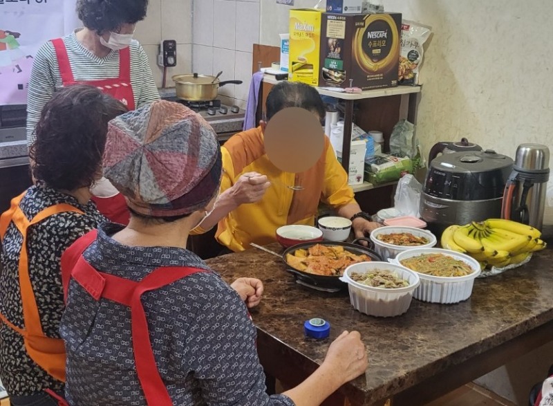 여성자원봉사회 회원들이 독거어르신 댁을 방문해 청소 및 밑반찬을 전달하는 모습 (사진제공 = 함평군)