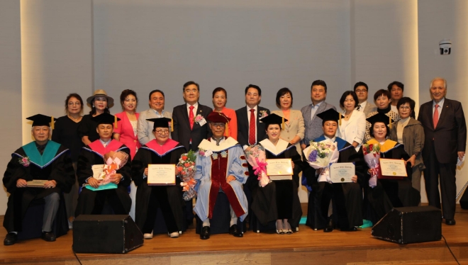 사진=24일 연세대학교 동문회관에서 열린 '美 이스턴프라임대학교' 제6기 명예박사 수여식에 참석한 수여자와 동문, 축하객들이 기념촬영을 하고 있다.