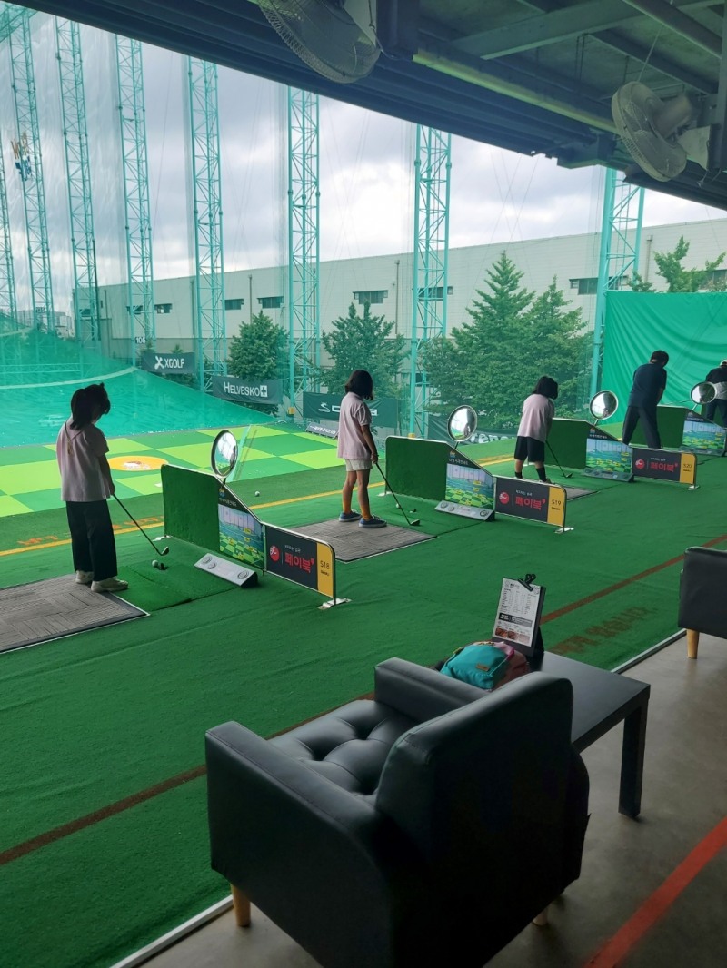 쇼골프타운 김포공항점 초등학생 골프 현장학습 모습. [XGOLF 제공]