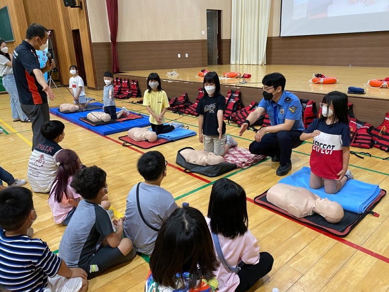 목포해경이 목포 연산초등학교를 방문해 심폐소생술 교육을 하고 있다. (사진제공 = 목포해양경찰서)