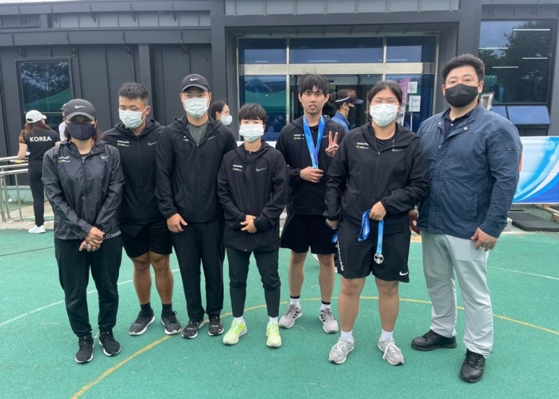 왼쪽부터 넷마블장애인조정선수단 조연희 감독, 최범서, 강이성, 강현주, 이승주, 한은지, 서울시장애인조정연맹 박승덕 회장.
