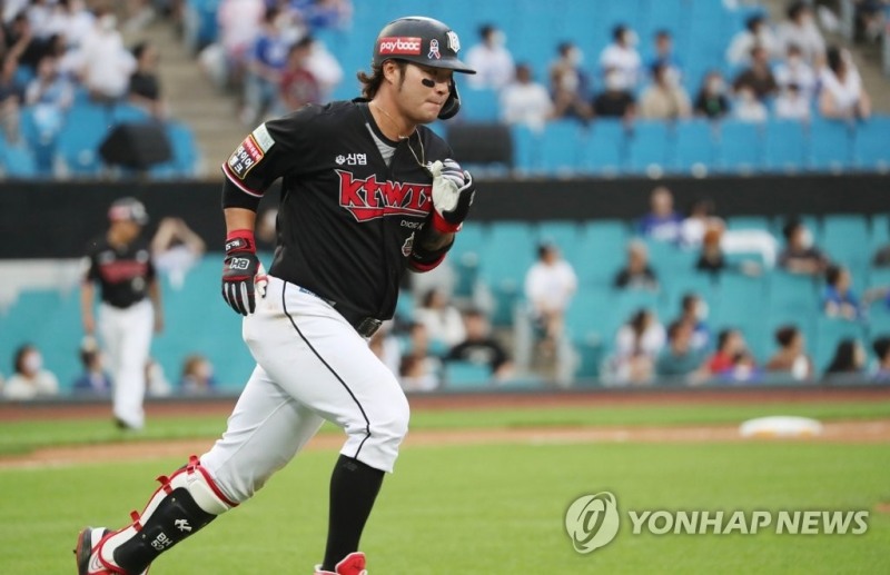 (대구=연합뉴스) 28일 오후 대구 삼성라이온즈파크에서 열린 프로야구 '2022 신한은행 쏠(SOL) KBO 리그' KT 위즈와 삼성 라이온즈의 경기. 3회 초 1사 상황에서 타석에 선 리그 홈런 선두인 KT 박병호가 솔로홈런을 친 후 그라운드를 돌고 있다.