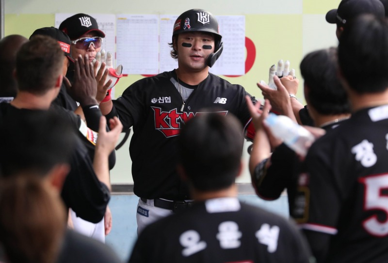 박병호가 28일 대구 삼성전에서 3게임 연속홈런으로 시즌 23호 홈런으로 KBO 리그 5번째 개인통산 350홈런을 기록했다.[연합뉴스 제공]  