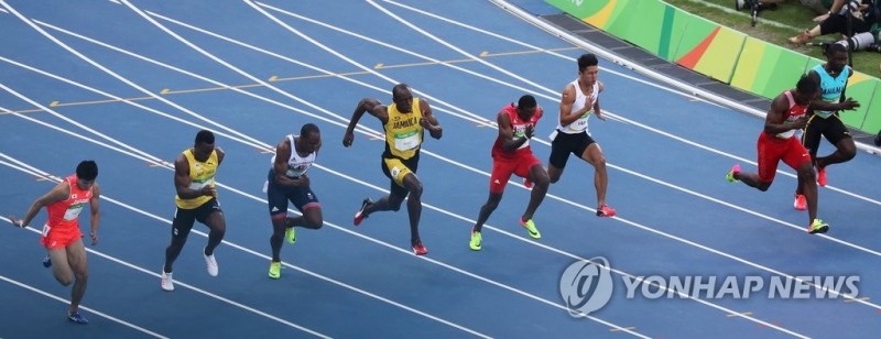 2016년 리우올림픽 남자육상 100m 예선전. 우샤인 볼트(왼쪽에서 네번째)가 결승선을 향해 달리고 있다. 육상에선 몸을 덥힌다는 의미에서 예선전을 영어로 '히트(heat)'라고 말한다. [연합뉴스 자료사진]