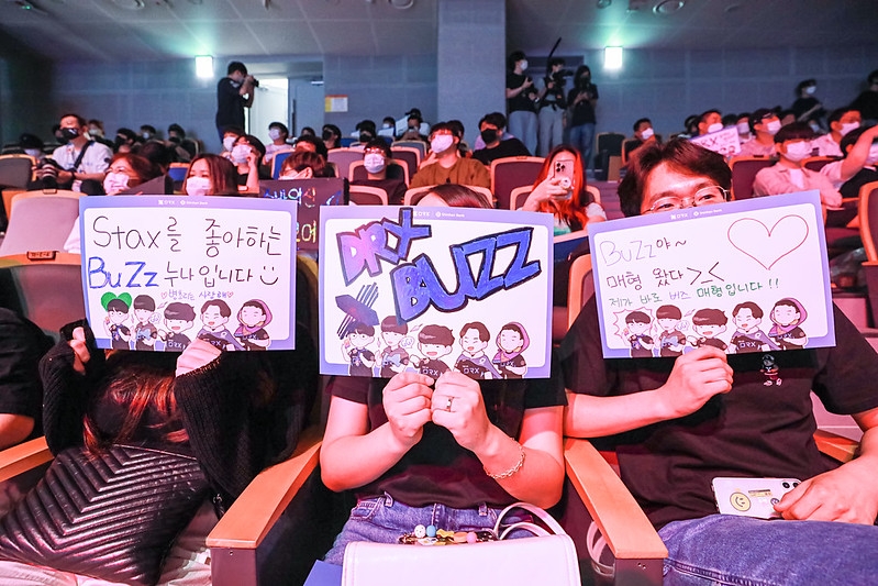 발로란트 챔피언스 코리아 현장서 응원하는 팬들(사진=라이엇 게임즈)