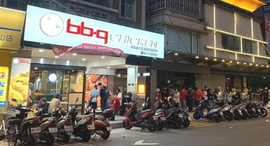 지난해 대만에 오픈한 BBQ 지산점에 방문하기 위해 몰려든 사람들로 대기줄이 늘어서 있다