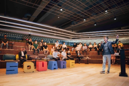 SK스퀘어는 28일 서울 을지로 본사에서 사외이사와 임직원이 격의 없이 소통하는 토크콘서트를 가졌다. 사외이사가 임직원을 직접 만나 업무 노하우를 공유하고 회사의 비전을 논의하는 등 이사회 중심 경영을 적극 실천하는 모습을 보였다.