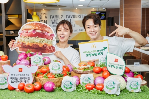 맥도날드가 오늘(29일) 신사역점에서 ‘맥도날드가 찾은 한국의 맛’ 보성녹돈 버거 출시를 기념해 포토행사를 진행하고 있다