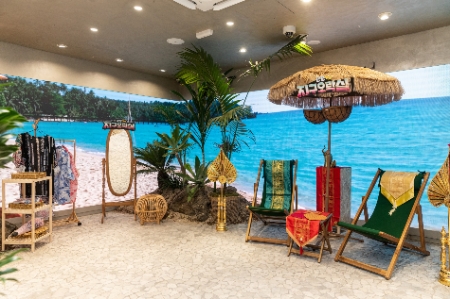 LG유플러스가 ‘일상비일상의틈’에서 나영석PD의 신규 버라이어티 프로그램 tvN ‘뿅뿅 지구오락실’의 체험형 팝업 전시를 진행한다고 29일 밝혔다. 사진은 서울시 강남대로에 위치한 일상비일상의틈 내 ‘뿅뿅 지구오락실’ 전시관 전경