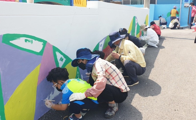 나주시 봉황면 식석마을 벽화그리기 모습 (사진제공 = 나주시)