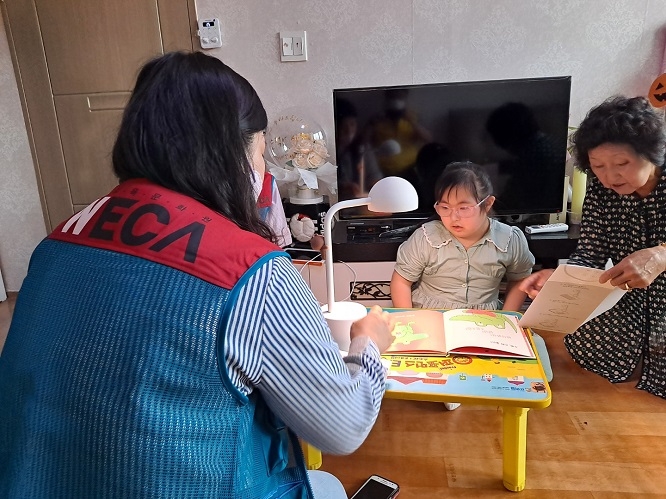 세계교육문화원, ‘네이버 클로바 램프 지원 사업’ 인제 저소득 다문화가정 아동에게 전달