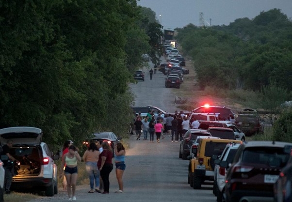 사람들이 지난 27일 미국 텍사스주 샌안토니오에서 발생한 불법이민자 사망 사건 현장 주변에 모여있다. (사진/신화통신)