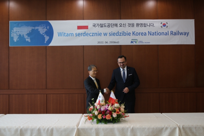 국가철도공단 김한영 이사장(왼쪽)이 29일(수) 공단 본사에서 마르친 호라와(Maecin Horala) 폴란드 신공항 특명전권대표(오른쪽)와 면담을 갖고 있다.