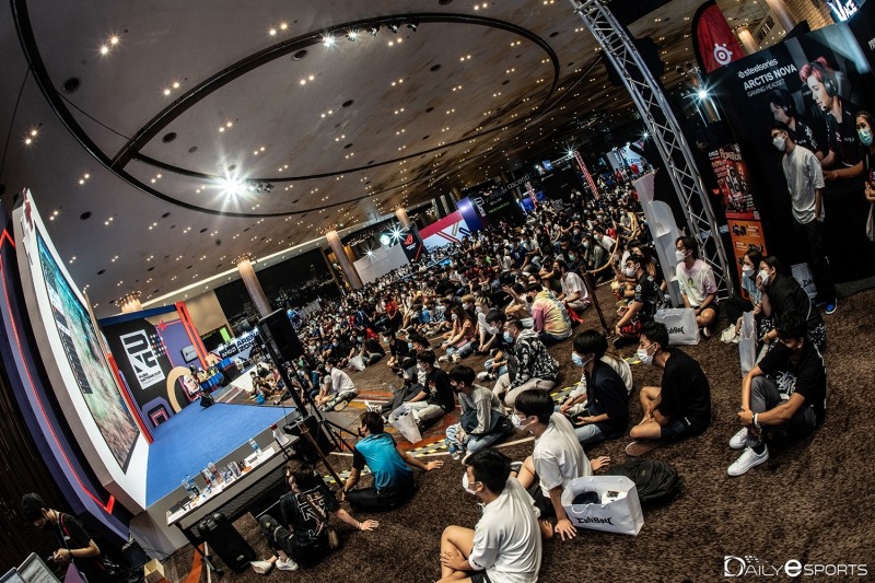 펍지 네이션스컵에 입장하기 위해 기다리는 태국 팬.