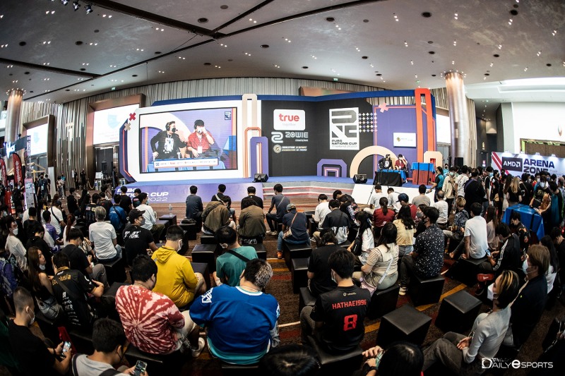 네이션스컵에 입장하기 위해 기다리는 팬들.