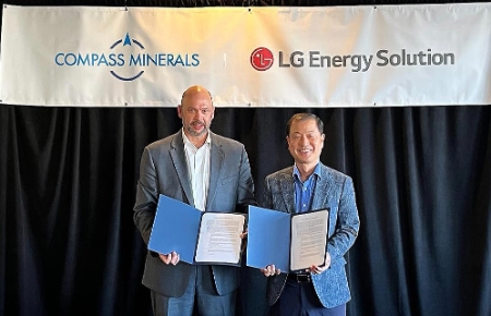 28일(현지시간) LG에너지솔루션이 미국 컴파스 미네랄과 탄산, 수산화리튬 공급에 대한 MOU를 체결했다. (오른쪽부터) LG에너지솔루션 김동수 전무, 컴파스 미네랄 Chris Yandell 대표/사진 제공 = LG에너지솔루션
