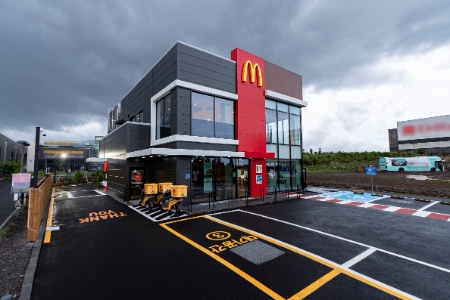 맥도날드 ‘제주도남DT점’은 ‘탠덤 드라이브 스루(Tandem Drive Thru)’를 도입하고 ‘대기차량공간’을 마련해 이용에 편의성을 더했다