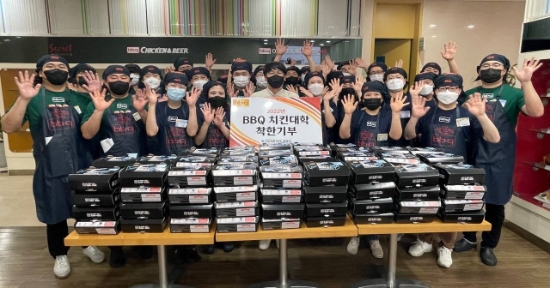 지난 15일 제너시스 BBQ그룹의 치킨대학에서 교육을 수료중인 패밀리가 주라쉼터에 황금올리브 치킨 160여마리를 기부했다./사진 제공 = BBQ 치킨대학