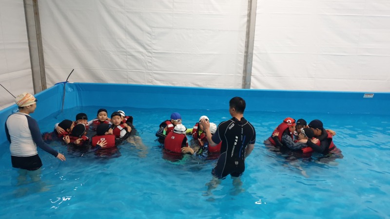 충남교육청, 이동형 수영장 '생존수영교육' 운영