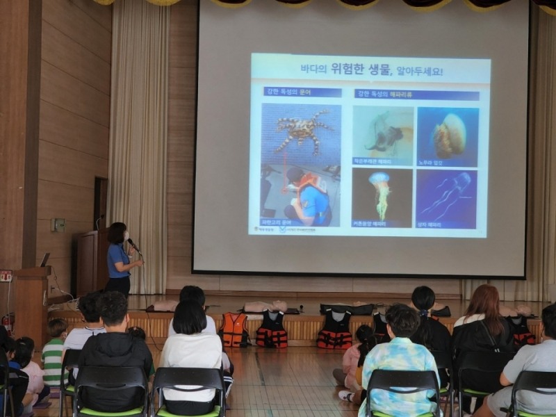 물놀이 안전사고 예방과 해양안전문화 확산을 위한 연안안전교실 운영 모습 (사진제공 = 완도해양경찰서)