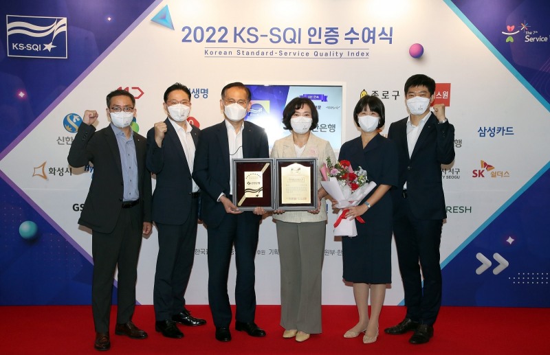 박현주 부행장(왼쪽 네번째)과 소비자보호그룹 직원들이 기념촬영하고 있는 모습/사진 제공 = 신한은행