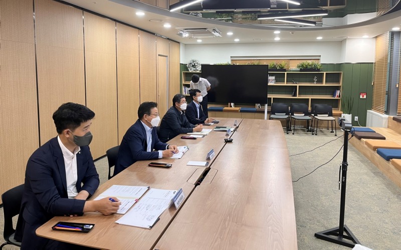 이재식 농협중앙회 부회장(왼쪽에서 두번째)이 29일 오후 서울 중구 본관 스마트워크센터에서 열린 여름철 농업재해 대비 사전점검회의에 참석하여 전국의 지사무소장들과 화상으로 대화하며 대응체계를 점검하고 있다./사진 제공 = 농협중앙회