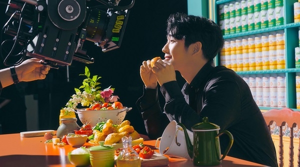 사진=푸라닭 치킨,‘바질페스타 TV 광고 비하인드 컷’