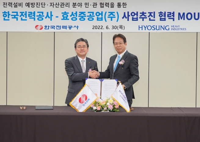 정승일 한국전력 사장(좌)과 요코타 타케시 효성중공업 대표이사(우)가 MOU 체결 기념촬영을 하고 있다./사진 제공 = 효성중공업