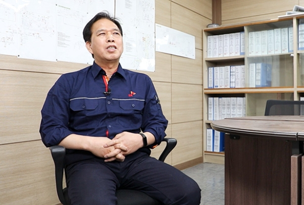 인터뷰를 진행중인 김정목 과장