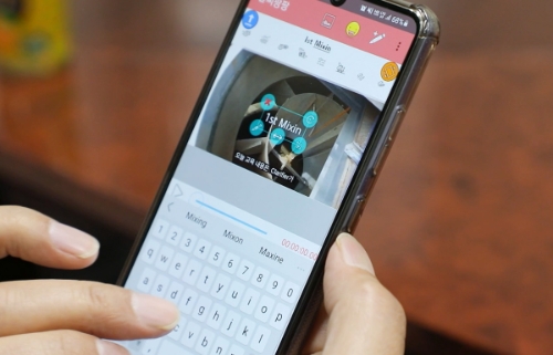 쉬는 시간을 활용해 스마트폰으로 교육영상을 제작 중인 김정목 과장.