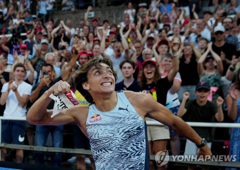 (스톡홀름 로이터=연합뉴스) 듀플랜티스가 1일(한국시간) 스웨덴 스톡홀름에서 열린 다이아몬드리그 남자 장대높이뛰기 결선에서 6m16의 세계 신기록을 세운 뒤 환호하고 있다.