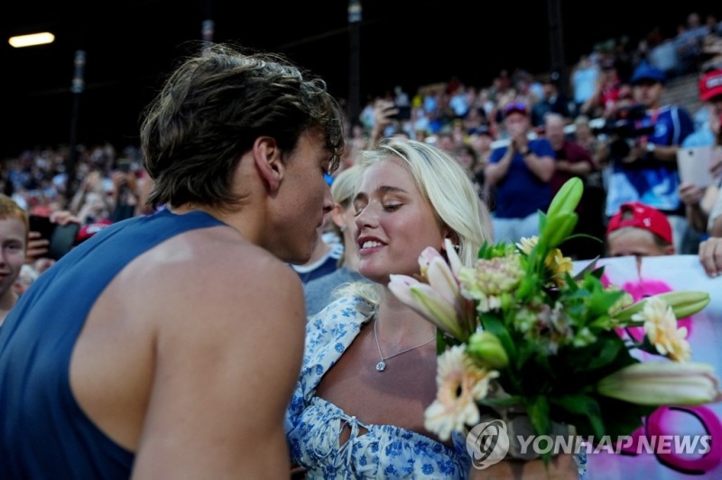 (스톡홀름 로이터=연합뉴스) 듀플랜티스가 1일(한국시간) 스웨덴 스톡홀름에서 열린 다이아몬드리그 남자 장대높이뛰기 결선에서 6m16의 세계 신기록을 세운 뒤 모델인 여자친구 디자이어 잉글랜더의 축하를 받고 있다.