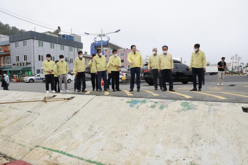 1부두 해안시설물 현장 점검 모습 (사진제공 = 완도군)