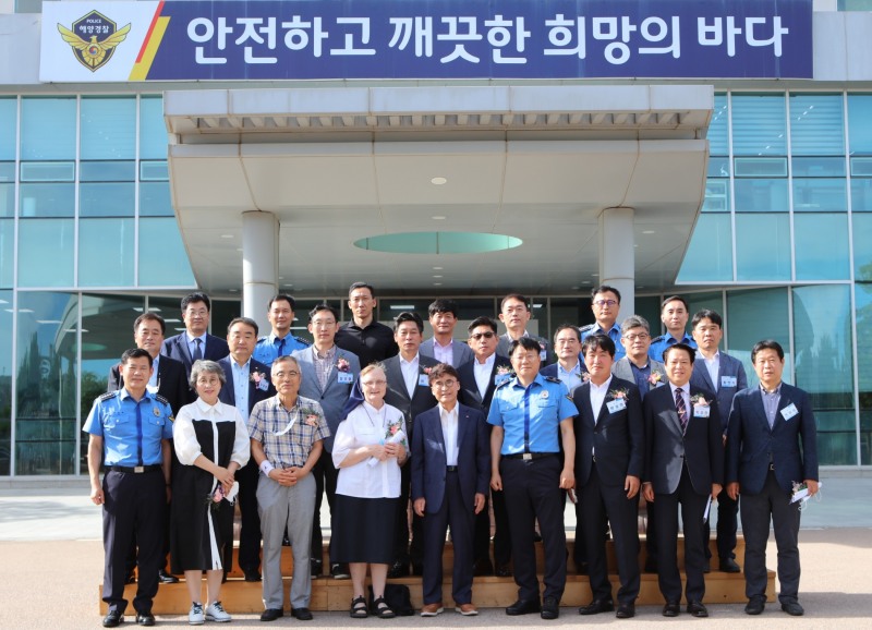 ‘2022년 상반기 정책자문위원회 정기회의’가 끝난 후 참석자들이 기념촬영을 하고 있다. (사진제공 = 서해지방해양경찰청)