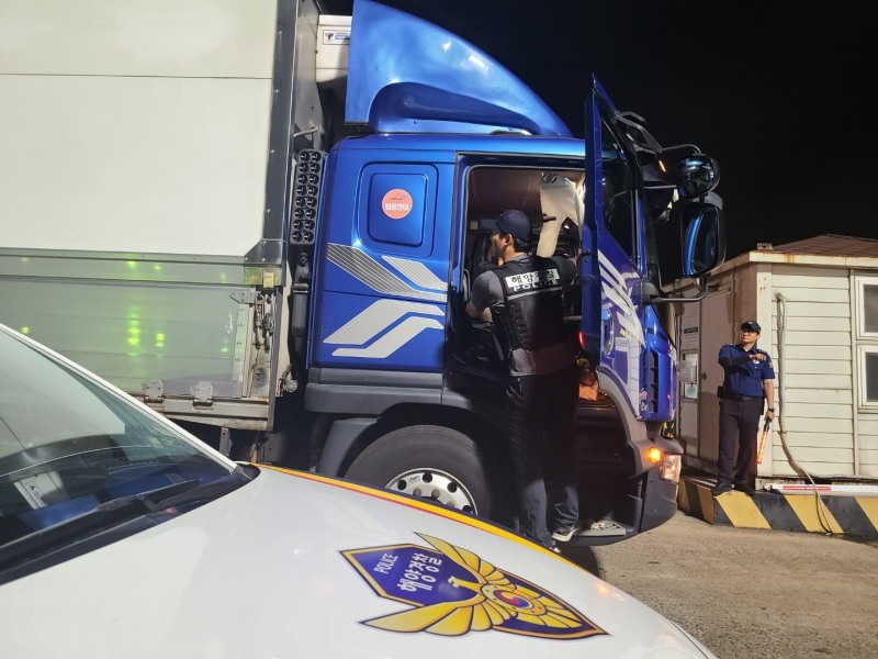 목포해경이 무사증 밀입국 단속을 실시하고 있다. (사진제공 = 목포해양경찰서)