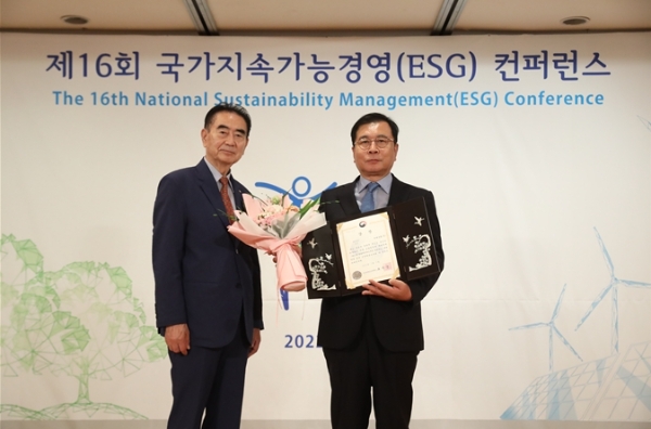 사진=(좌) 한국언론인협회 성대석 회장, (우) 미래생활 김광호 대표 /미래생활제공