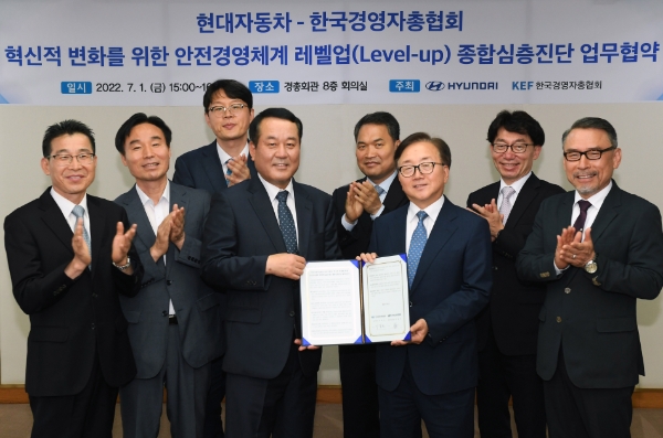 현대차 이동석 대표이사(왼쪽 4번째), 한국경영자총협회 이동근 상근부회장(왼쪽 6번째)이 업무협약 체결 후 사진 촬영하는 모습.