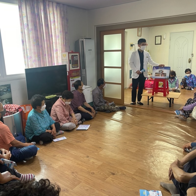 경로당을 찾은 보건소 관계자가 어르신들에게 치아건강 교육을 진행하는 모습 (사진제공 = 화순군)