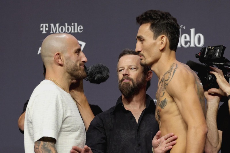 페더급 타이틀을 놓고 세 번째 대결을 벌이는 볼카노프스키(왼쪽)와 할로웨이(사진=UFC)