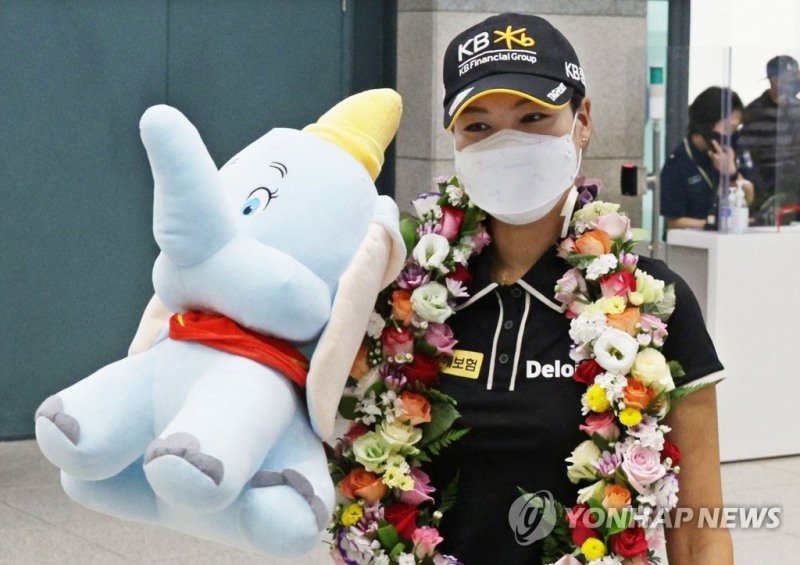 (영종도=연합뉴스) 전인지가 2일 오후 인천국제공항을 통해 귀국하며 팬들에게 인사하고 있다. 전인지는 지난달 27일(한국시간) 미국여자프로골프(LPGA) 투어 메이저대회인 KPMG 여자 PGA 챔피언십에서 우승을 차지했다.