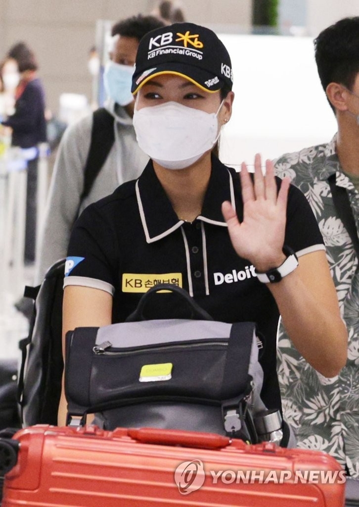 (영종도=연합뉴스) 전인지가 2일 오후 인천국제공항을 통해 귀국하며 팬들에게 인사하고 있다. 전인지는 지난달 27일(한국시간) 미국여자프로골프(LPGA) 투어 메이저대회인 KPMG 여자 PGA 챔피언십에서 우승을 차지했다.