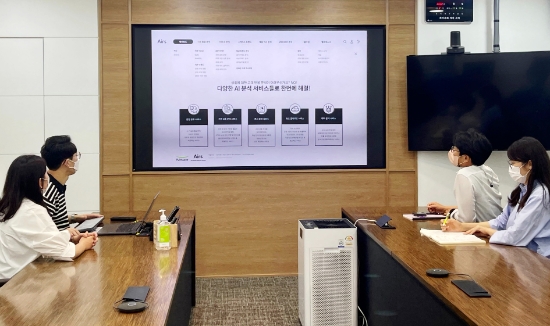 풀무원 임직원들이 ‘VOC·Review 분석 시스템’을 활용해 고객 반응 데이터를 분석하여 신제품 개발 회의를 하고 있다.