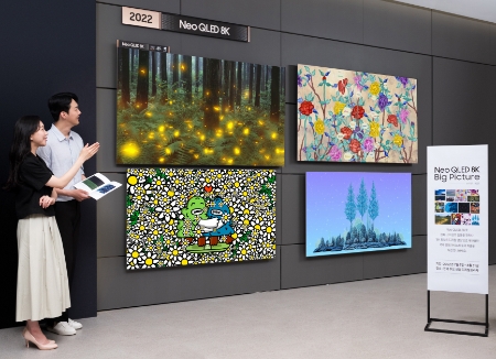 삼성전자 모델이 서울 대치동에 위치한 삼성 디지털프라자 대치본점에서 Neo QLED 8K를 통해 8K 화질의 디지털 작품을 감상하고 있다. 작품은 왼쪽 위부터 시계방향으로 이정록 작가의 'Nabi 30', 김근중 작가의 'Natural Being 843', 정영환 작가의 'Just gazing-resting', 요요진 작가의 'Hug our trees'.