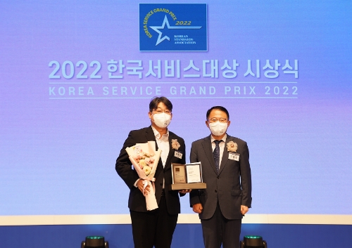 롯데건설 주영수 상무(왼쪽)가 ‘2022 한국서비스대상 시상식’에서 수상 후 기념촬영을 하고 있다
