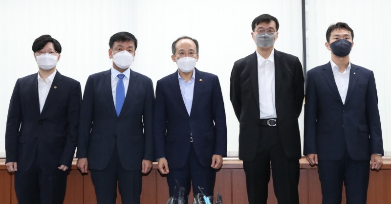 사진: 왼쪽부터 김소영 금융위 부위원장, 최상목 경제수석, 추경호 경제부총리, 이창용 한은 총재, 이복현 금감원장