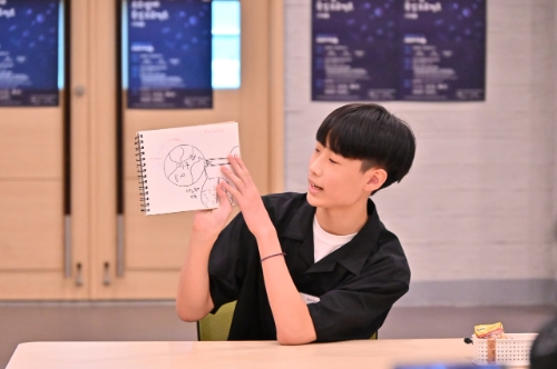 지구와 달 연결하는 엘리베이터 아이디어 설명 중인 전우진 학생