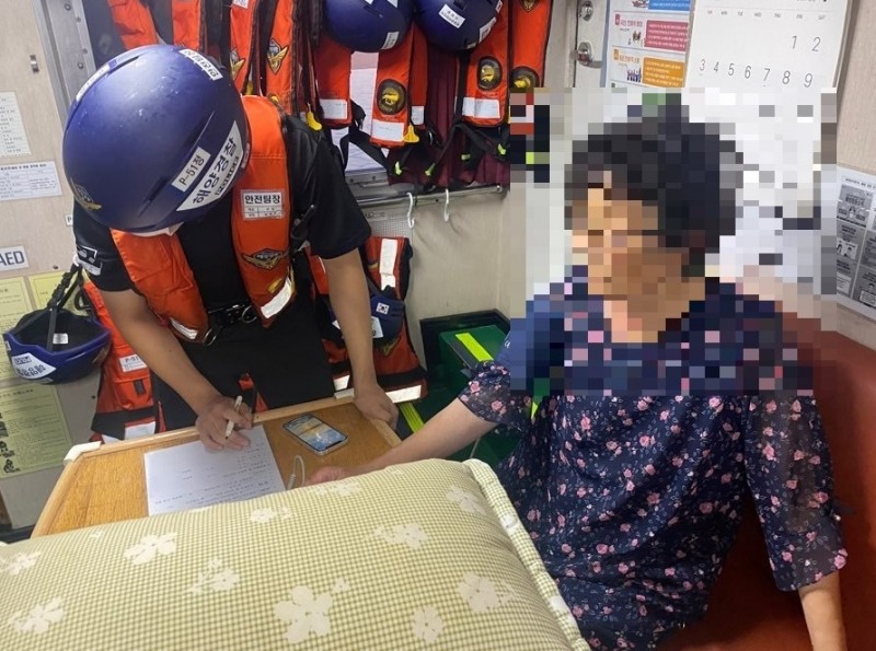 완도해경 응급환자 이송 모습 (사진제공 = 완도해양경찰서)