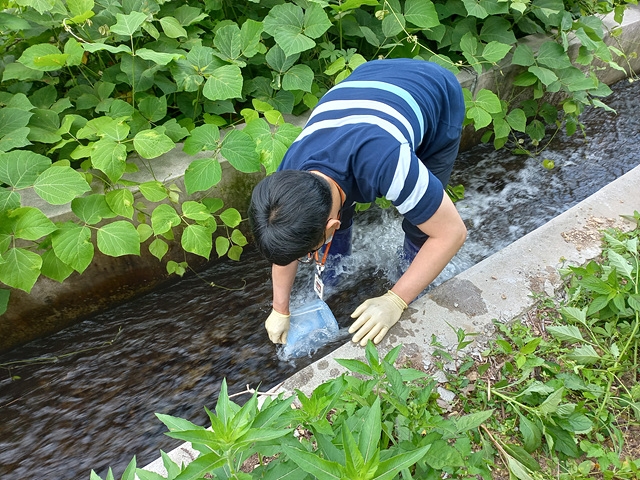 공공수역에서 채수하는 모습 (사진제공 = 화순군)